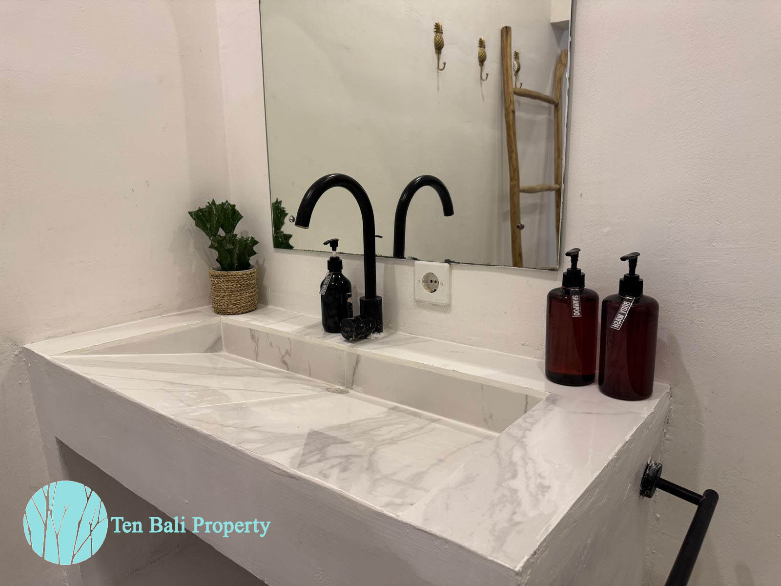 - 3 Bedrooms Villa
- Beachside Sanur
- Long-term Sublease
- Pet-friendly
- Luxury Villa
- Family-friendly Property
- Sanur Real Estate
- Bali Property for Lease
