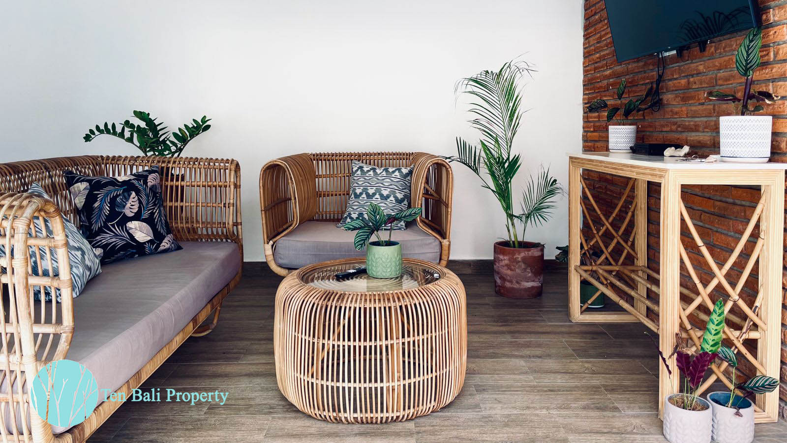 2 bedroom villa rental Bumbak Umalas, villa for rent in Canggu, Bali villas for rent, luxury villas in Bali, private pool villas, villas near beaches in Bali\