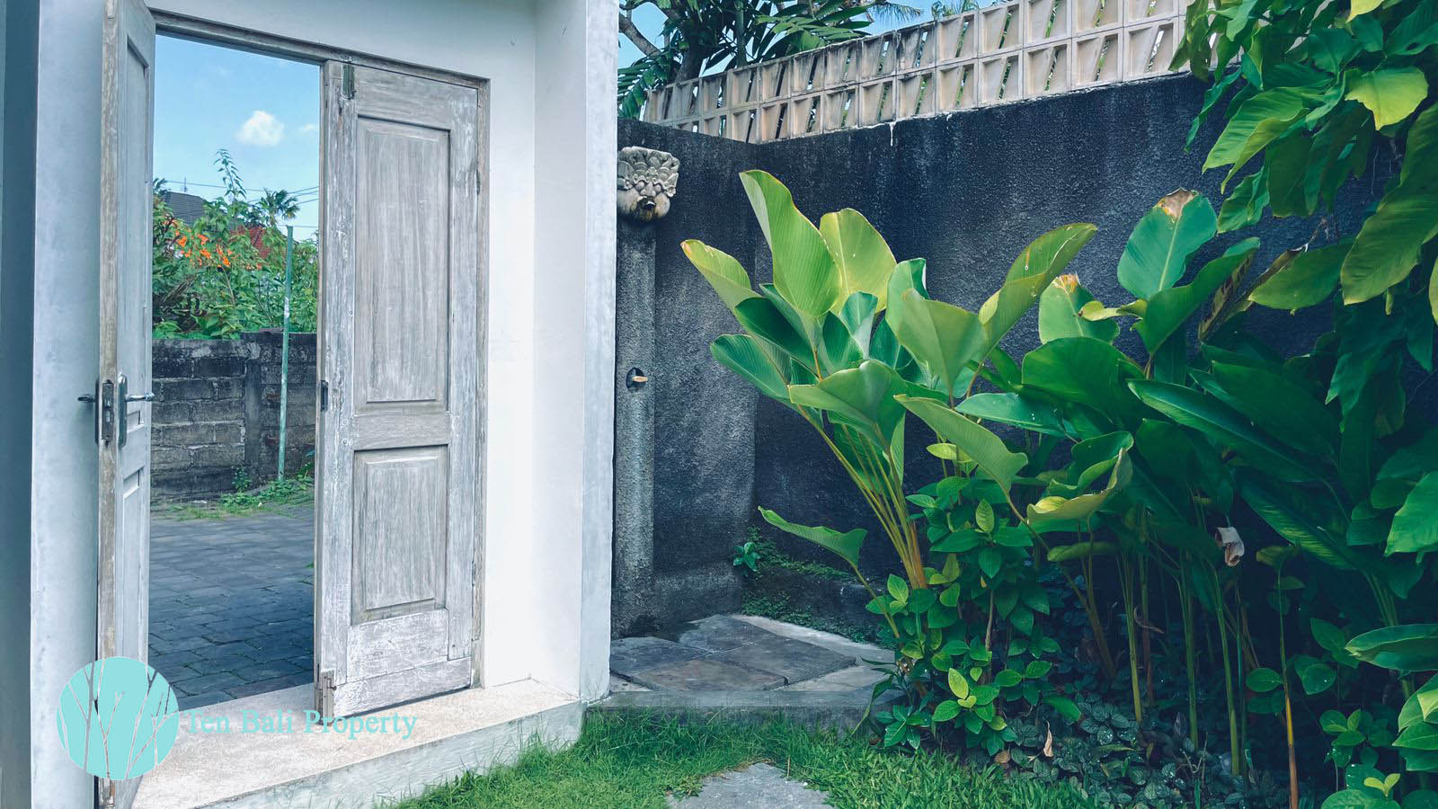 2 bedroom villa rental Bumbak Umalas, villa for rent in Canggu, Bali villas for rent, luxury villas in Bali, private pool villas, villas near beaches in Bali\