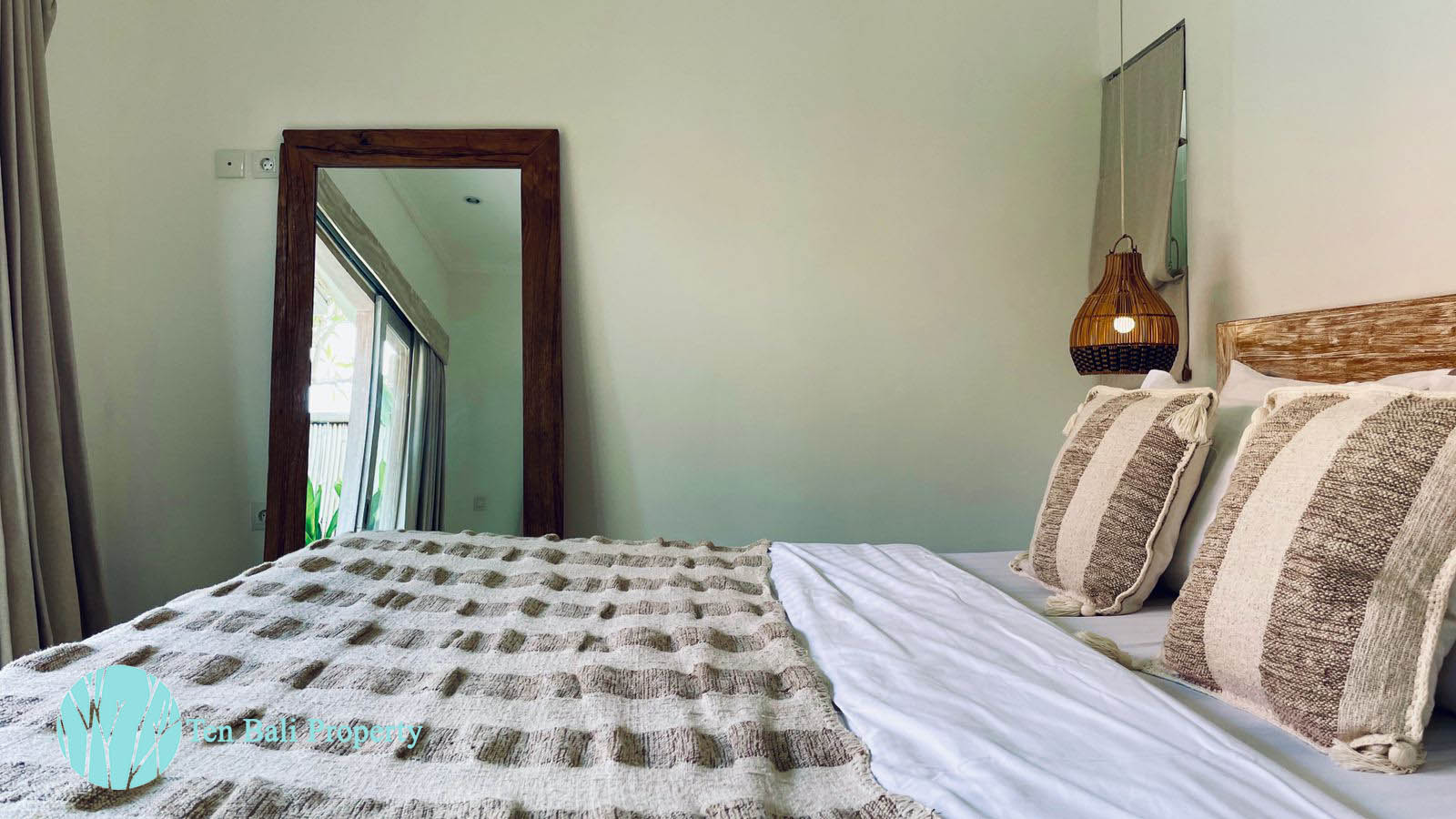 2 bedroom villa rental Bumbak Umalas, villa for rent in Canggu, Bali villas for rent, luxury villas in Bali, private pool villas, villas near beaches in Bali\